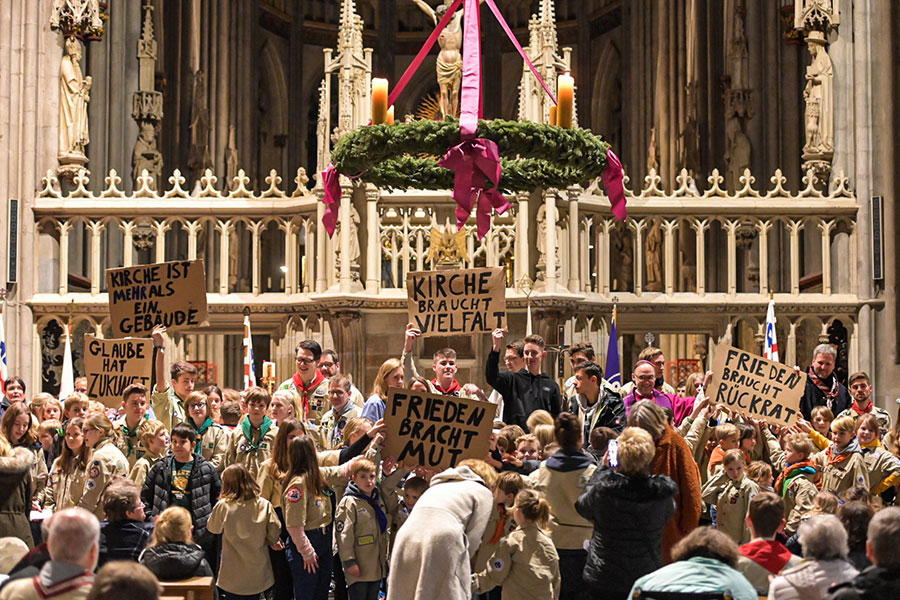 Viele folgten während des Gottesdienstes dem Aufruf nach vorne zu kommen um für seine Überzeugung zu demonstrieren.