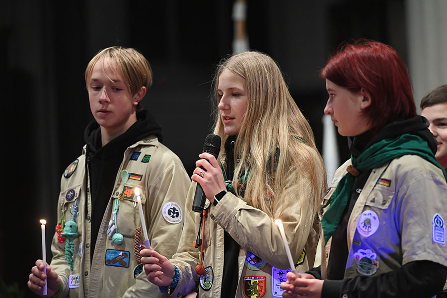 Pfadis vom Stamm Wesel-Feldmark kümmerten sich um die inhaltliche Gottesdienstgestaltung (Foto: Christian Schnaubelt/DPSG)