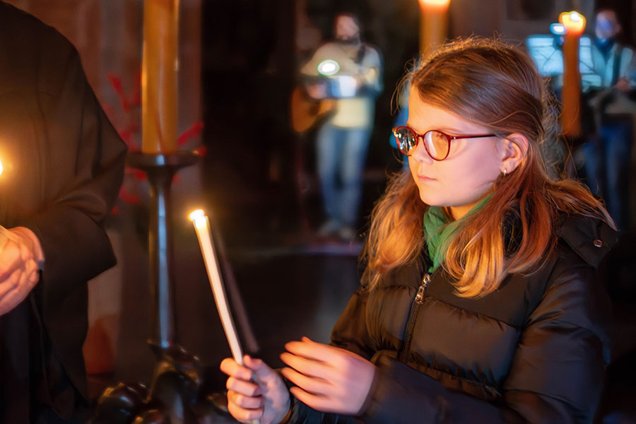 Schülerinnen der Xantener Marienschule hatten die Aussendung vorbereitet